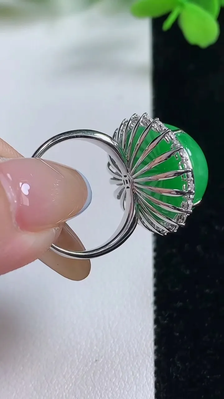 天然A货翡翠蛋面戒指，尺寸18-20.7-16.5-12.8，重量:8.18g2025年11月3日
工厂直销收藏佳品,种好水足，色泽均匀，有种有色，上手高大气！