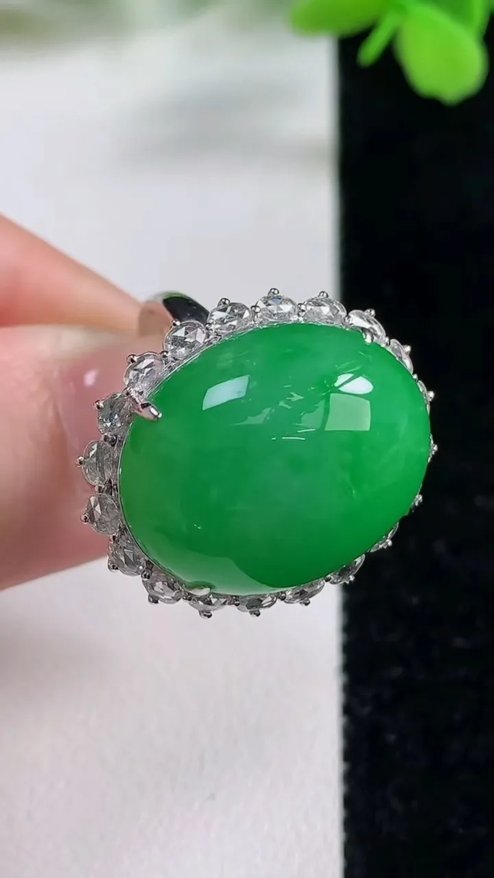 天然A货翡翠蛋面戒指，尺寸18-20.7-16.5-12.8，重量:8.18g2025年11月3日
工厂直销收藏佳品,种好水足，色泽均匀，有种有色，上手高大气！