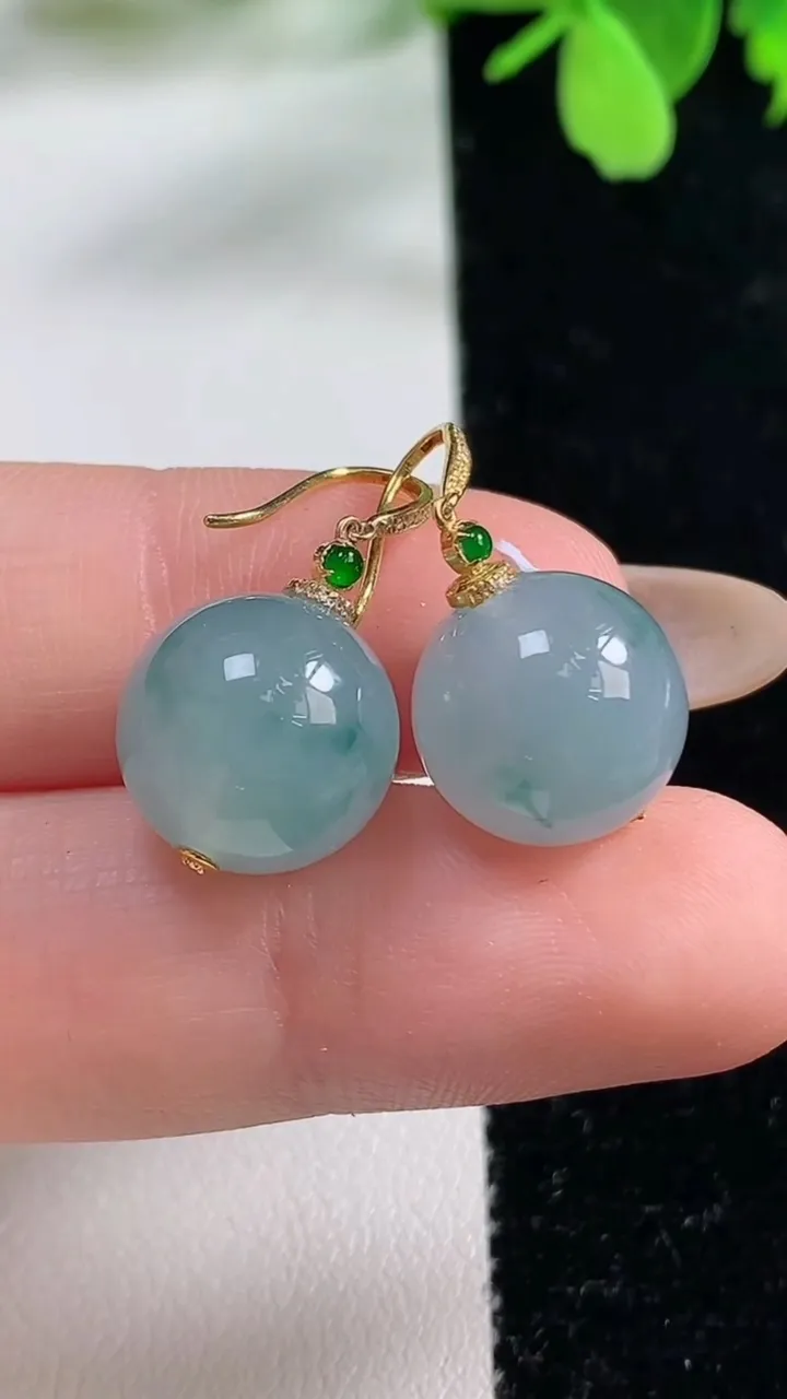 天然A货翡翠种飘花圆珠耳坠，尺寸11.8，重量:9.73g11月3日
工厂直销收藏佳品,种好水足，色泽均匀，有种有色，上手高大气！