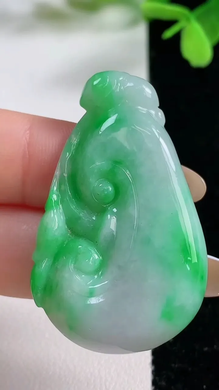 天然A货翡翠如意吊坠，尺寸44.8-28-6.8，重量:14.41g
11月3日