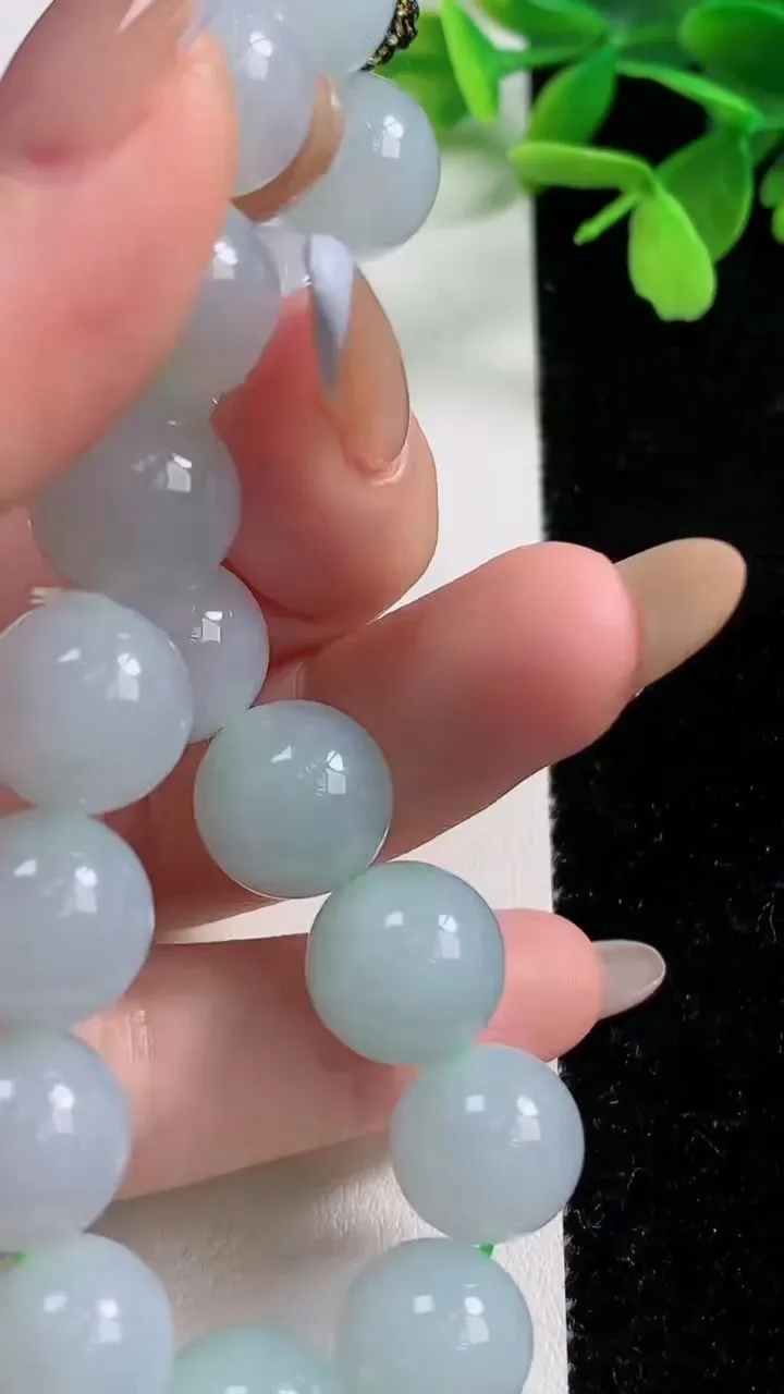 天然A货翡翠圆珠手串，尺寸12.2-17颗，重量:51.69g11月3日
工厂直销收藏佳品,种好水足，色泽均匀，有种有色，上手高大气！