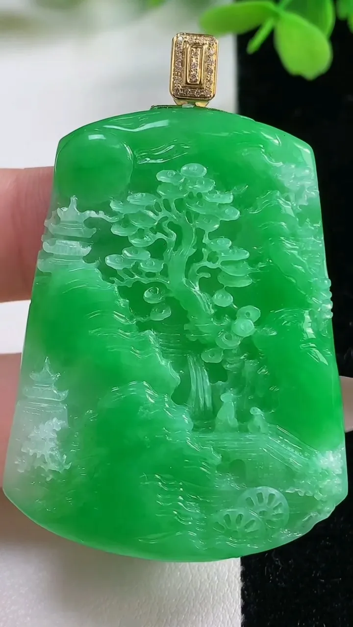 天然A货翡翠山水牌吊坠，尺寸48.7-37.2-6.8，重量:26.24g
11月3日