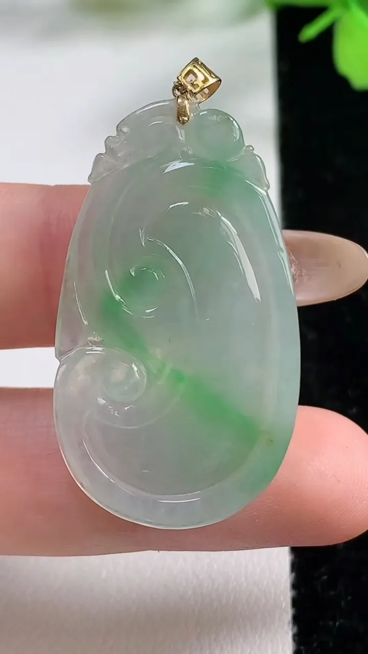 天然A货翡翠如意吊坠，尺寸38.2-22-4.6，重量:6.90g
11月3日