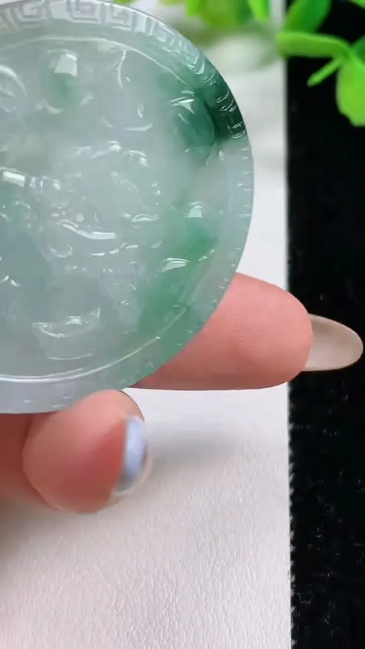 天然A货翡翠生肖兔吊坠，尺寸47.4-40.5-5.5，重量:18.70g
11月3日