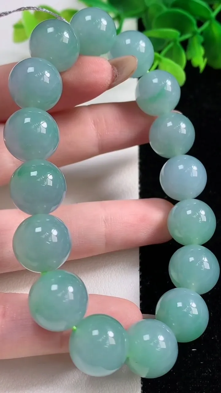 天然A货翡翠圆珠手串，尺寸12.9-16颗，重量:60.98g11月3日
工厂直销收藏佳品,种好水足，色泽均匀，有种有色，上手高大气！
