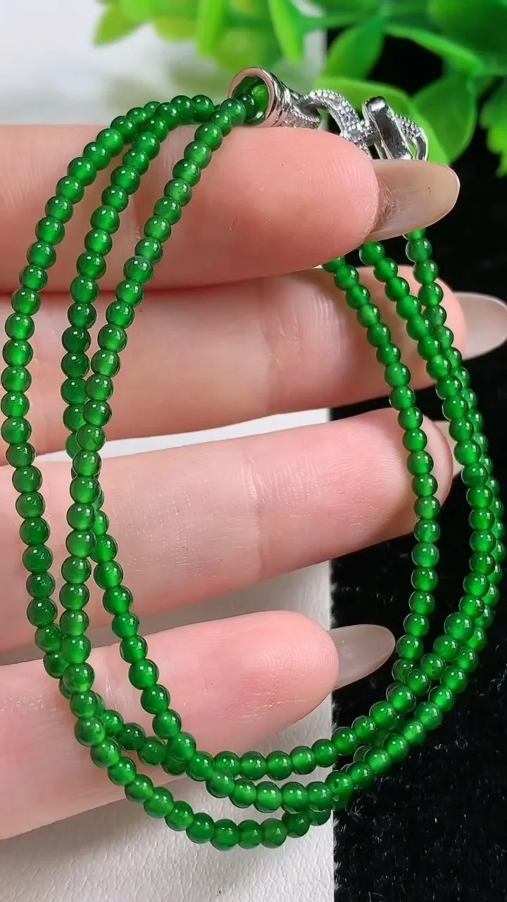 天然A货翡翠小米珠项链，尺寸2.5-215颗，重量:7.93g11月3日
工厂直销收藏佳品,种好水足，色泽均匀，有种有色，上手高大气！