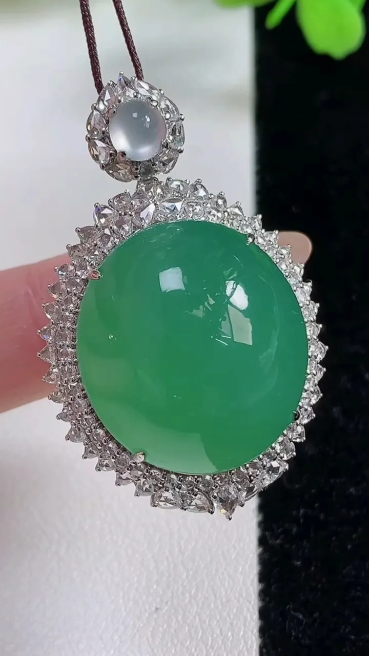 天然A货翡翠蛋面吊坠，尺寸42.4-27-17，裸石22.8-20.6重量:15.72g
11月3日