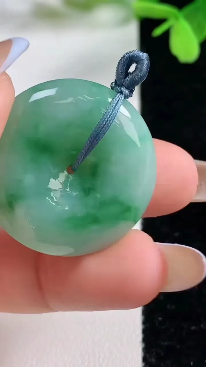 天然A货翡翠平安扣吊坠，尺寸28.2-6.7，重量:11.62g
11月3日