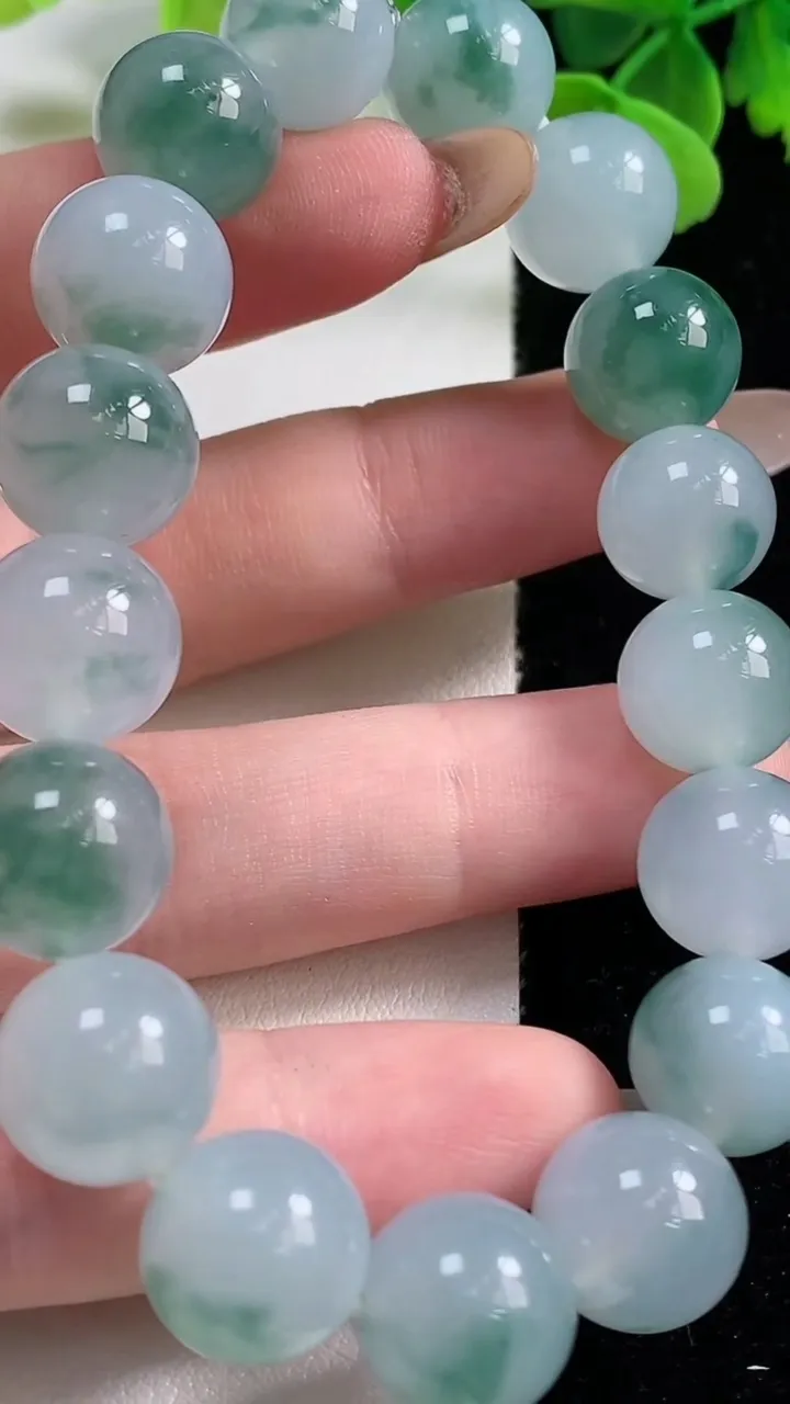天然A货翡翠种飘花圆珠手串，尺寸11.8-17颗，重量:47.12g11月3日
工厂直销收藏佳品,种好水足，色泽均匀，有种有色，上手高大气！