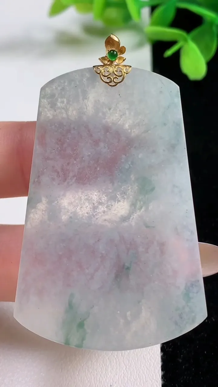 天然A货翡翠种飘花无事牌吊坠，尺寸547-35.4-3.8，重量:17.25g
11月3日