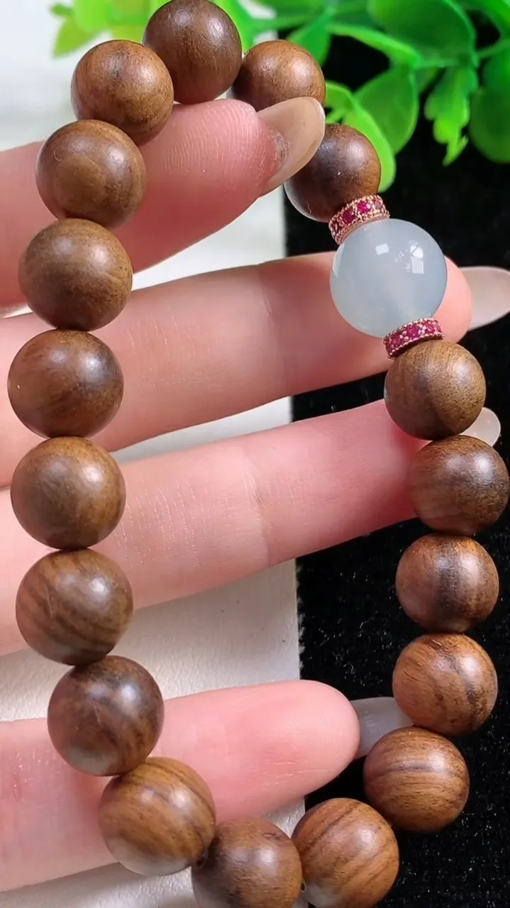 天然A货翡翠种白冰圆珠手串，尺寸12，重量:13.59g11月3日
工厂直销收藏佳品,种好水足，色泽均匀，有种有色，上手高大气！