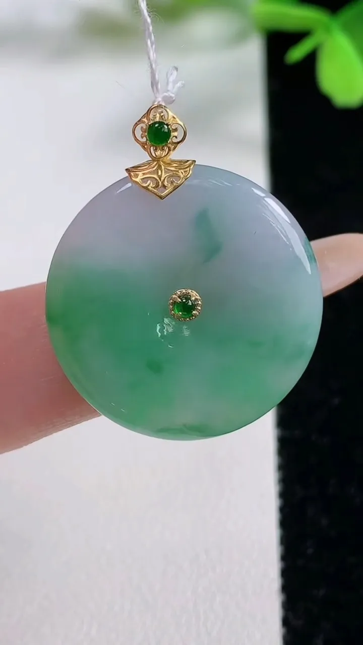 天然A货翡翠平安扣吊坠，尺寸24.5-4，重量:5.68g
11月3日