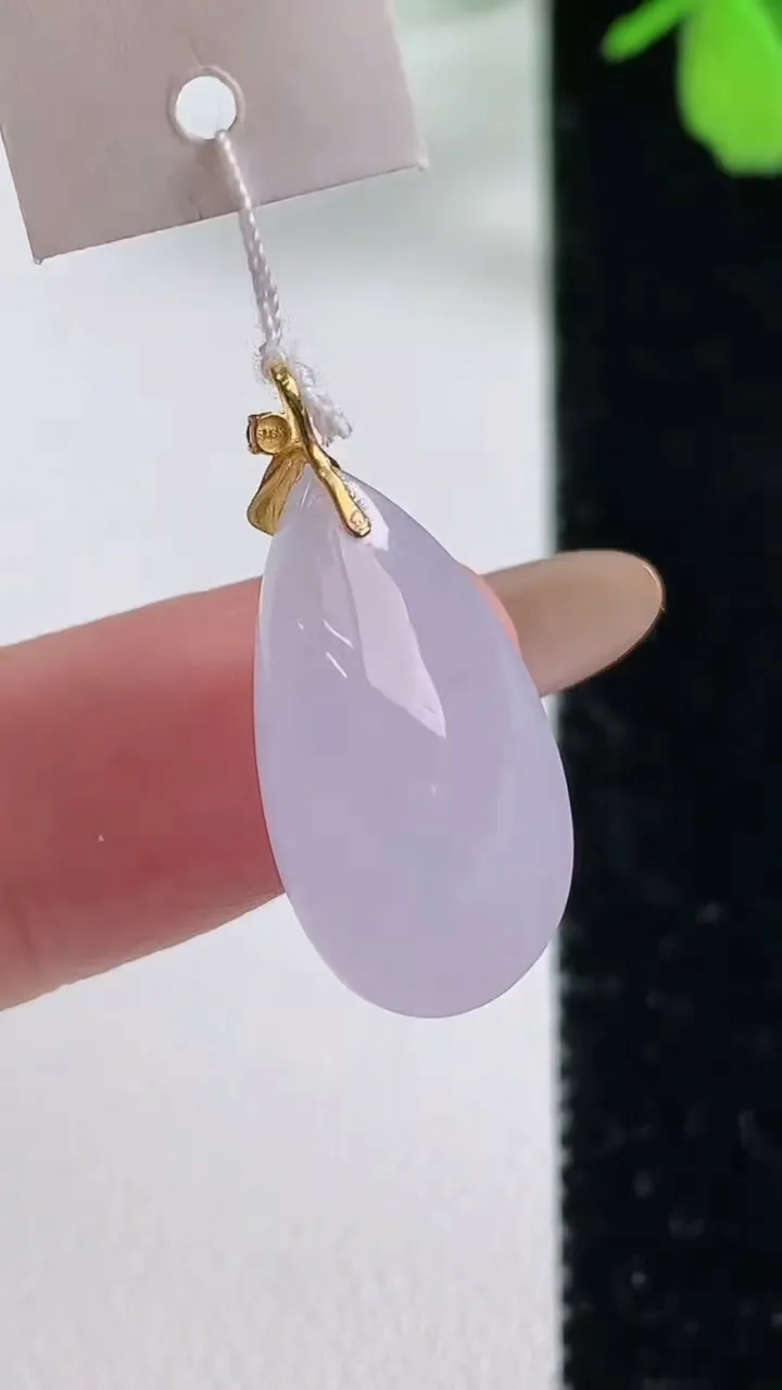 天然A货翡翠18k金紫罗兰福瓜吊坠，尺寸20.7-11.8-6.9，重量:2.95g
11月3日