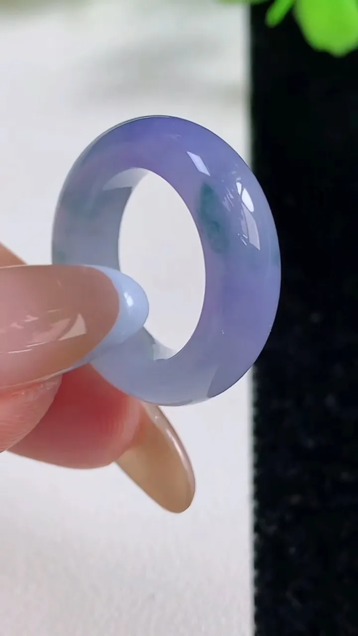 天然A货翡翠紫罗兰指环戒指，尺寸15.4-6.3-4.2，重量:5.13g2025年11月3日
工厂直销收藏佳品,种好水足，色泽均匀，有种有色，上手高大气！