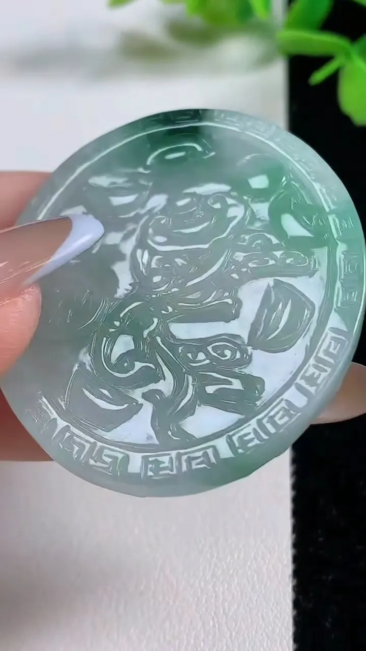 天然A货翡翠生肖兔吊坠，尺寸47.4-40.5-5.5，重量:18.70g
11月3日