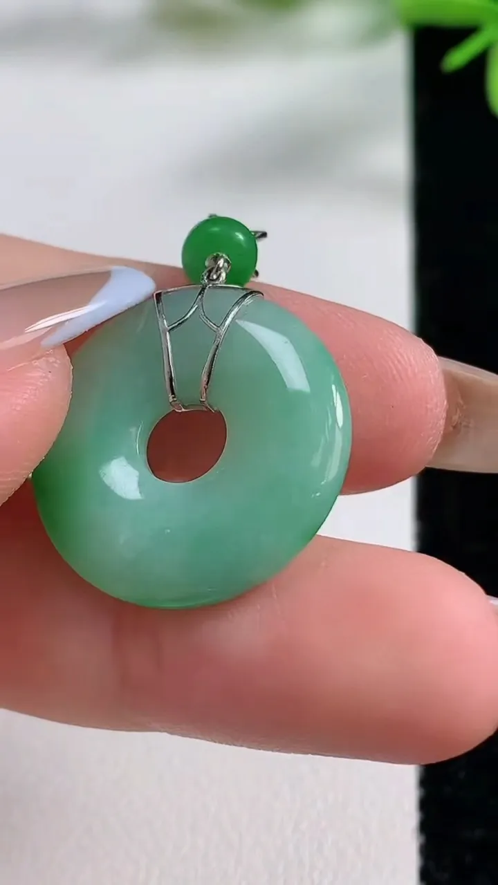 天然A货翡翠平安环吊坠，尺寸21.6-3.6，重量:4.16g
11月3日