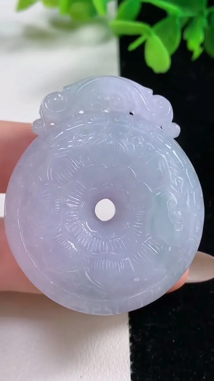 天然A货翡翠春带彩紫罗兰雕花平安扣吊坠，尺寸48.5-40.8-14.3，重量:50.95g
11月3日