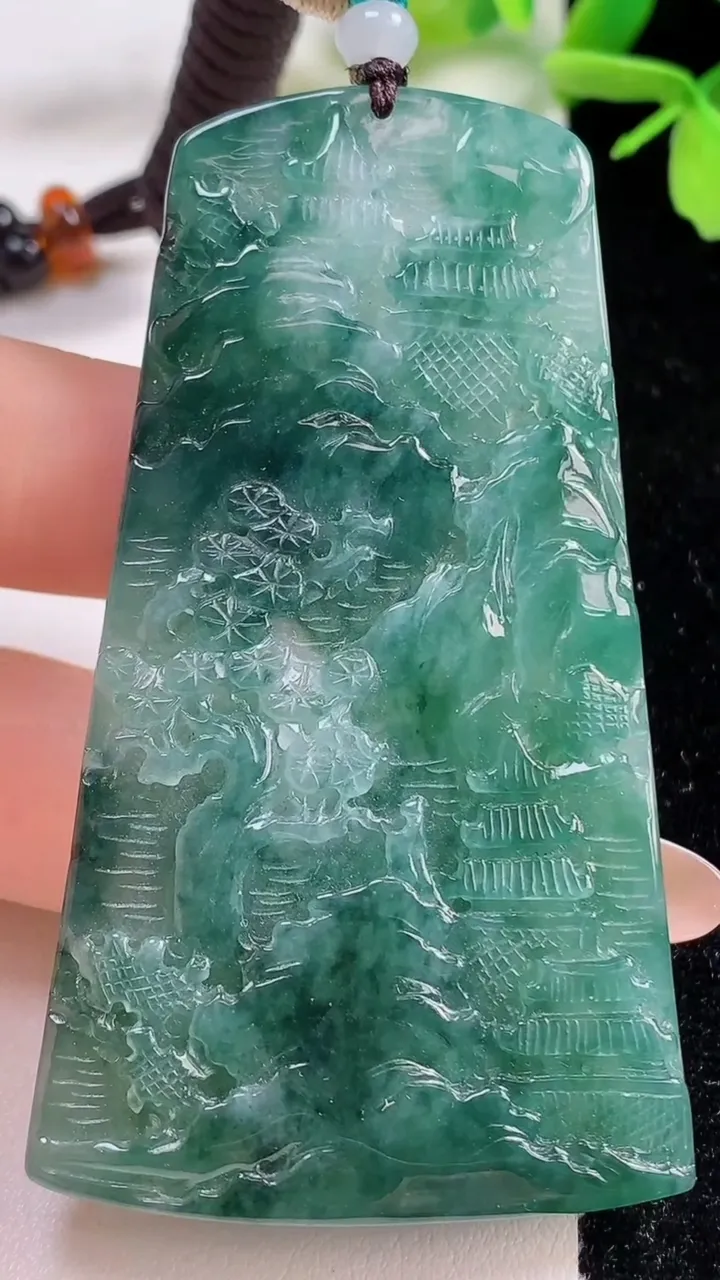 天然A货翡翠牌吊坠，尺寸70.2-38.3-5.8，重量:40.32g
11月3日