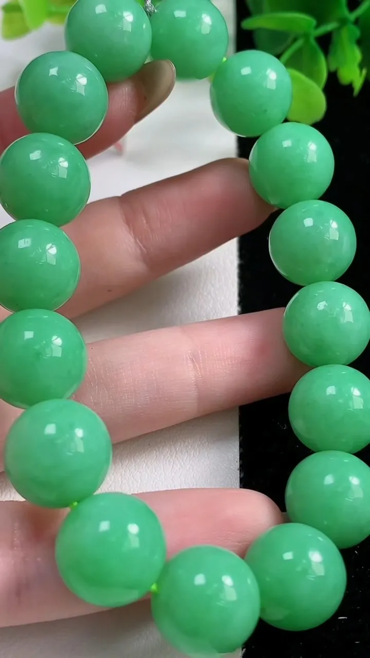 天然A货翡翠圆珠手串，尺寸12.8-16颗，重量:60.54g11月3日
工厂直销收藏佳品,种好水足，色泽均匀，有种有色，上手高大气！