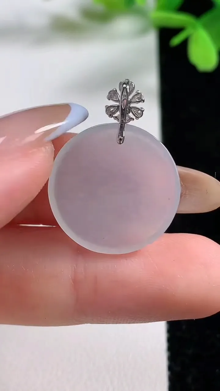 天然A货翡翠种白冰无事牌吊坠，尺寸20-2.3，重量:2.53g
11月3日