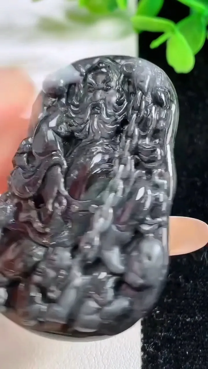 天然A货翡翠馗吊坠，尺寸57.4-35.2-7.2，重量:30.22g
11月3日