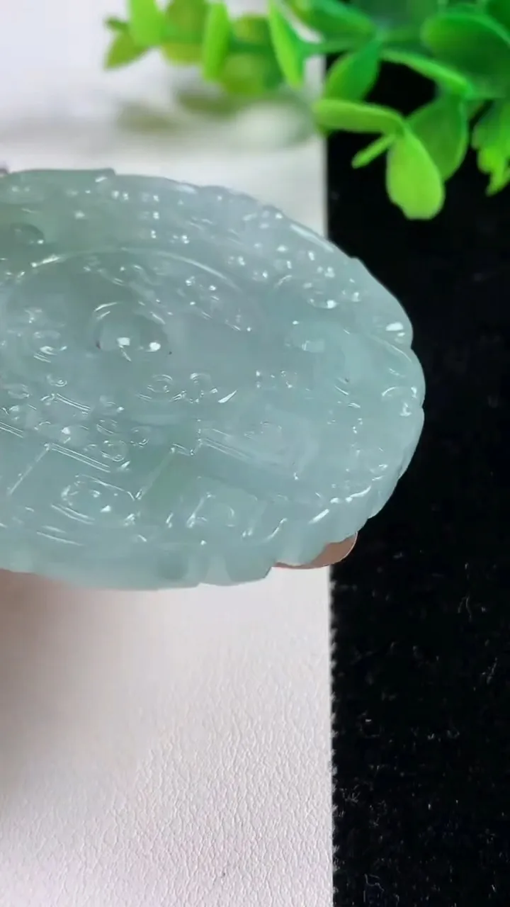 天然A货翡翠复古牌吊坠，尺寸56.8-6，重量:40.16g
11月3日