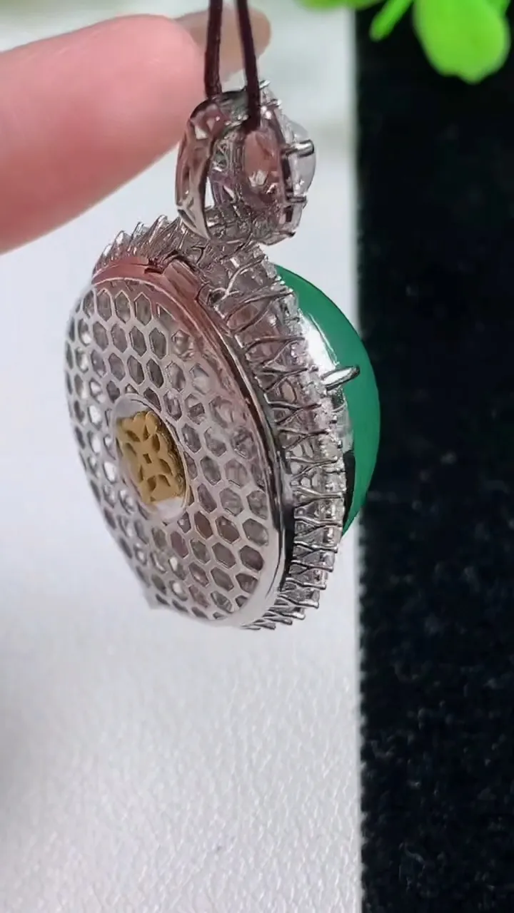 天然A货翡翠蛋面吊坠，尺寸42.4-27-17，裸石22.8-20.6重量:15.72g
11月3日