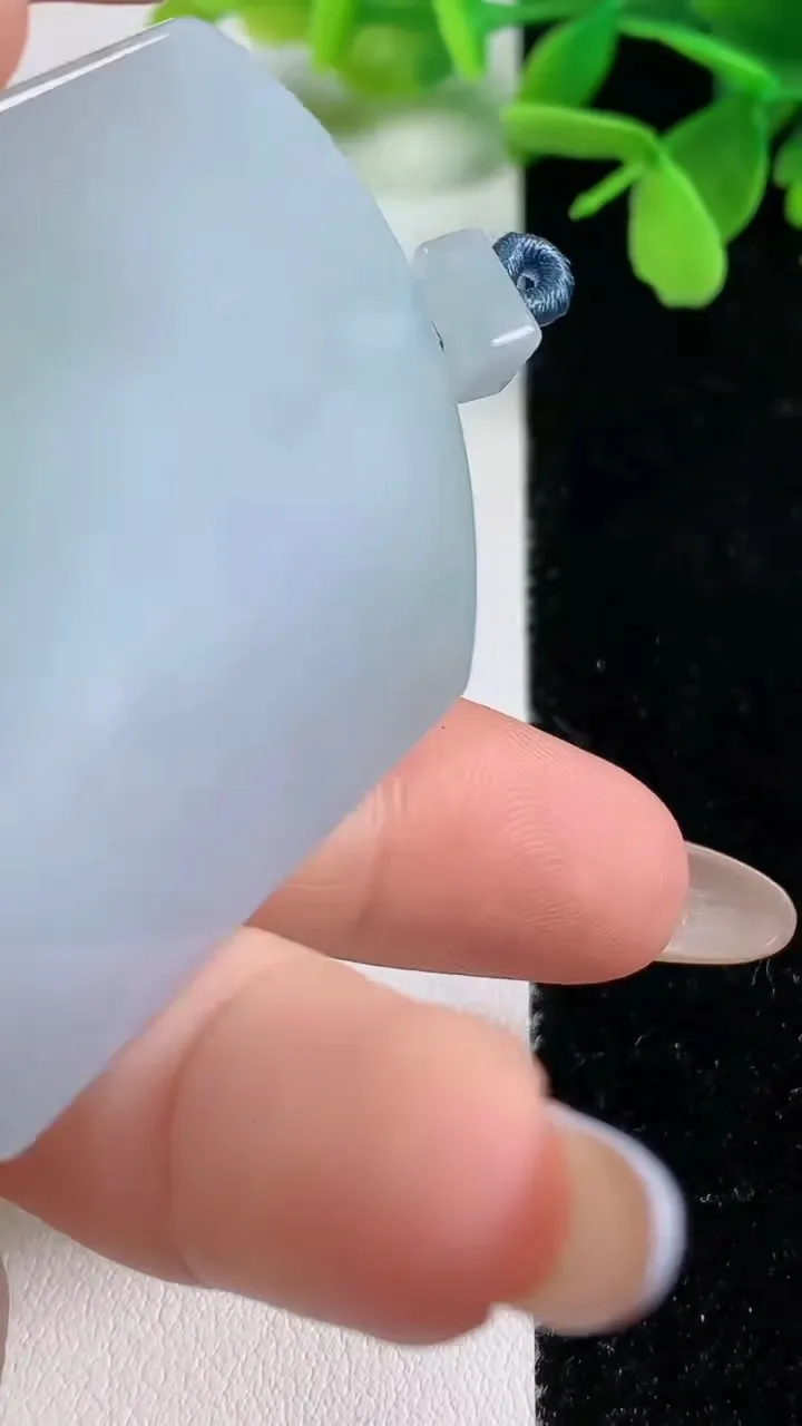 天然A货翡翠无事牌吊坠，尺寸54.7-41.6-5.3，重量:32.88g
11月3日