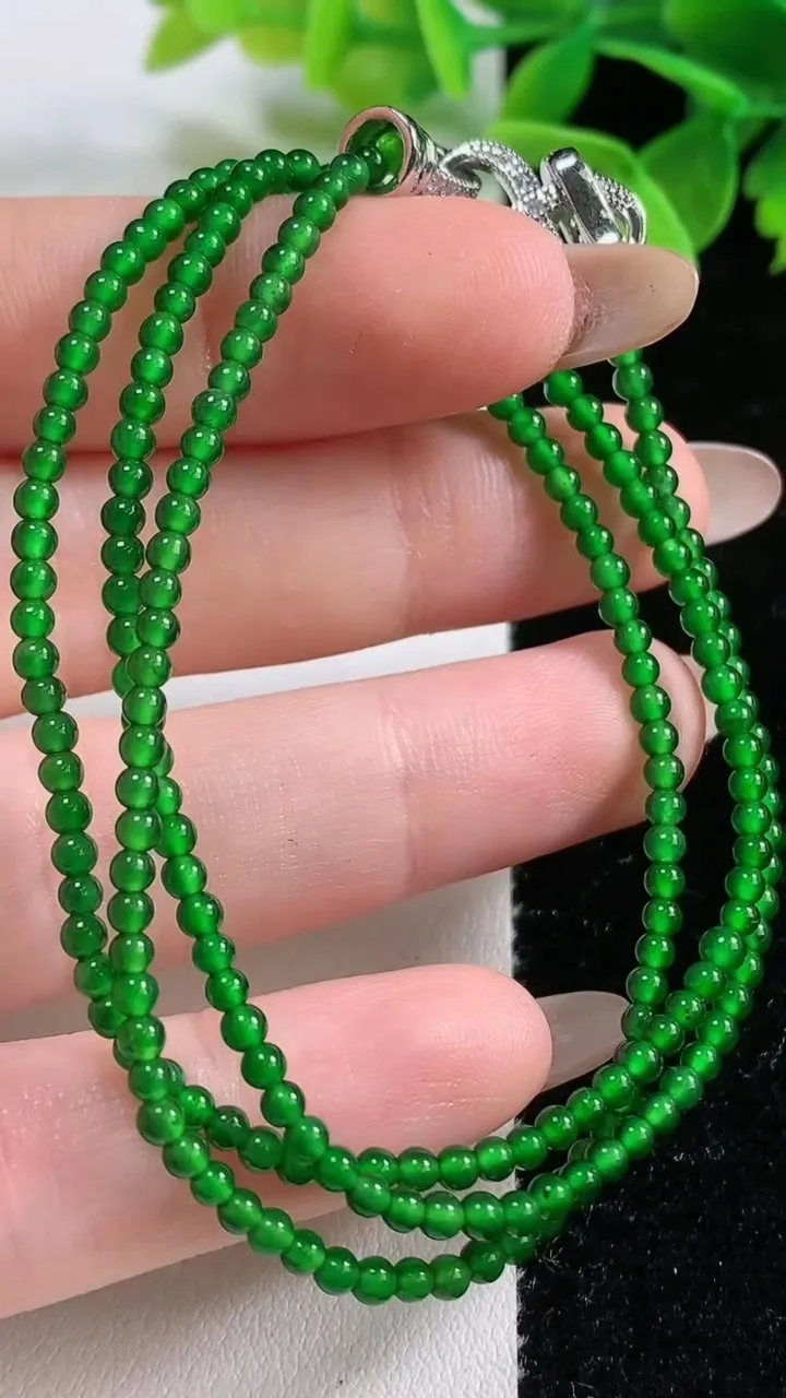 天然A货翡翠小米珠项链，尺寸2.5-215颗，重量:7.93g11月3日
工厂直销收藏佳品,种好水足，色泽均匀，有种有色，上手高大气！