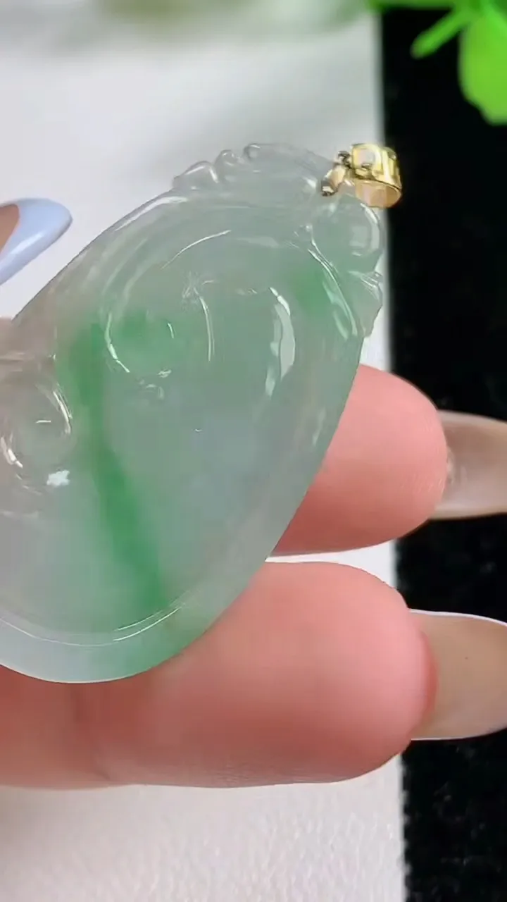 天然A货翡翠如意吊坠，尺寸38.2-22-4.6，重量:6.90g
11月3日