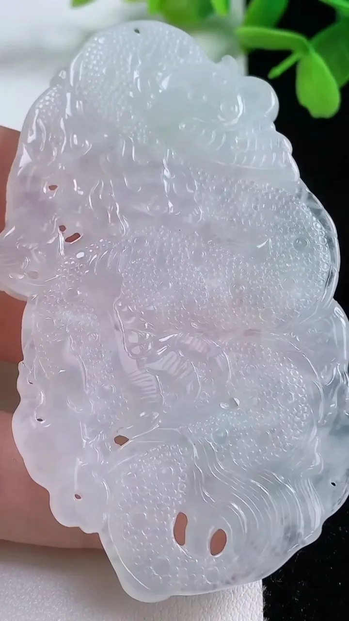 天然A货翡翠龙牌吊坠，尺寸76.2-42-5.6，重量:36.94g
11月3日