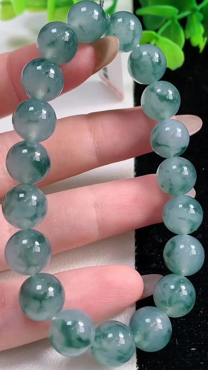天然A货翡翠种飘花圆珠手串，尺寸9.8-19颗，重量:32.90g11月3日
工厂直销收藏佳品,种好水足，色泽均匀，有种有色，上手高大气！