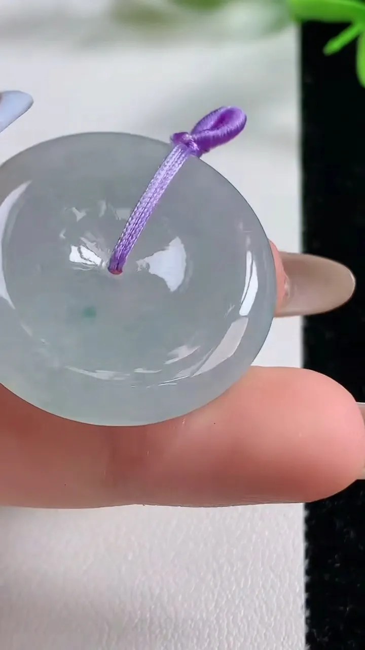 天然A货翡翠飘花平安扣吊坠，尺寸32.4-6，重量:14.35g
11月3日