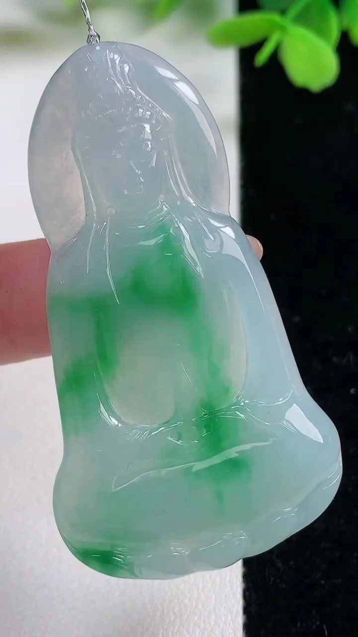 天然A货翡翠素衣观音吊坠，尺寸56.4-31.6-4.6，重量:15.88g
11月3日
