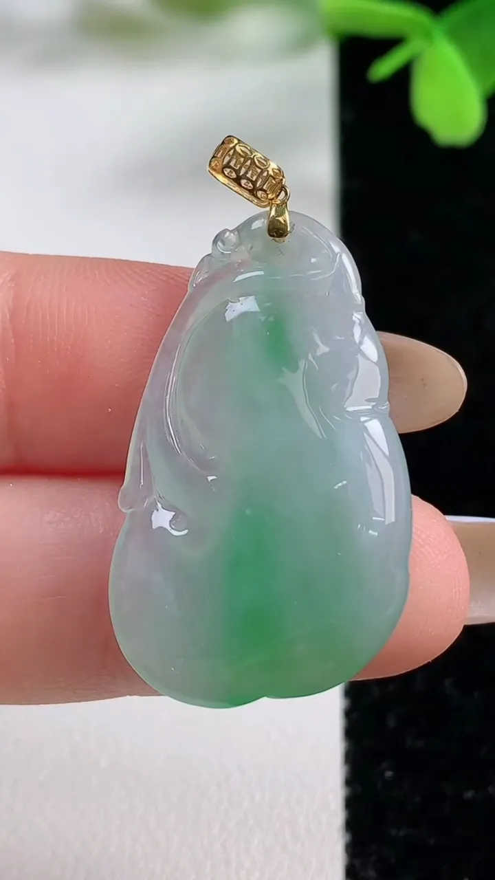 天然A货翡翠如意吊坠，尺寸32.8-19-4，重量:4.33g
11月3日