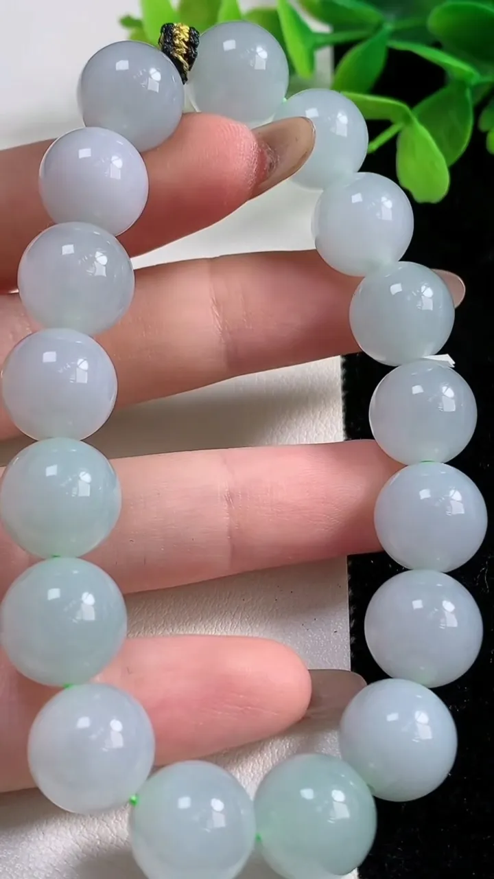 天然A货翡翠圆珠手串，尺寸12.2-17颗，重量:51.69g11月3日
工厂直销收藏佳品,种好水足，色泽均匀，有种有色，上手高大气！