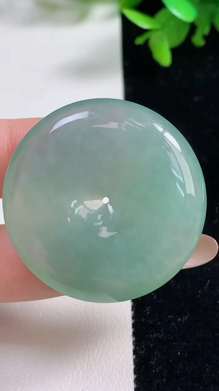 天然A货翡翠平安扣吊坠，尺寸37.8-6.7，重量:20.63g
11月3日