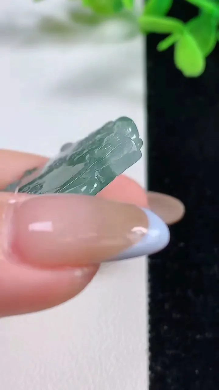 天然A货翡翠冰种飘花鸟语花香吊坠，尺寸49.7-40-4.6，重量:22.18g
11月3日