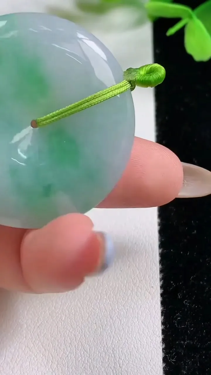 天然A货翡翠逍遥佛吊坠，尺寸52.4-36.5-8.7，重量:29.13g
11月3日