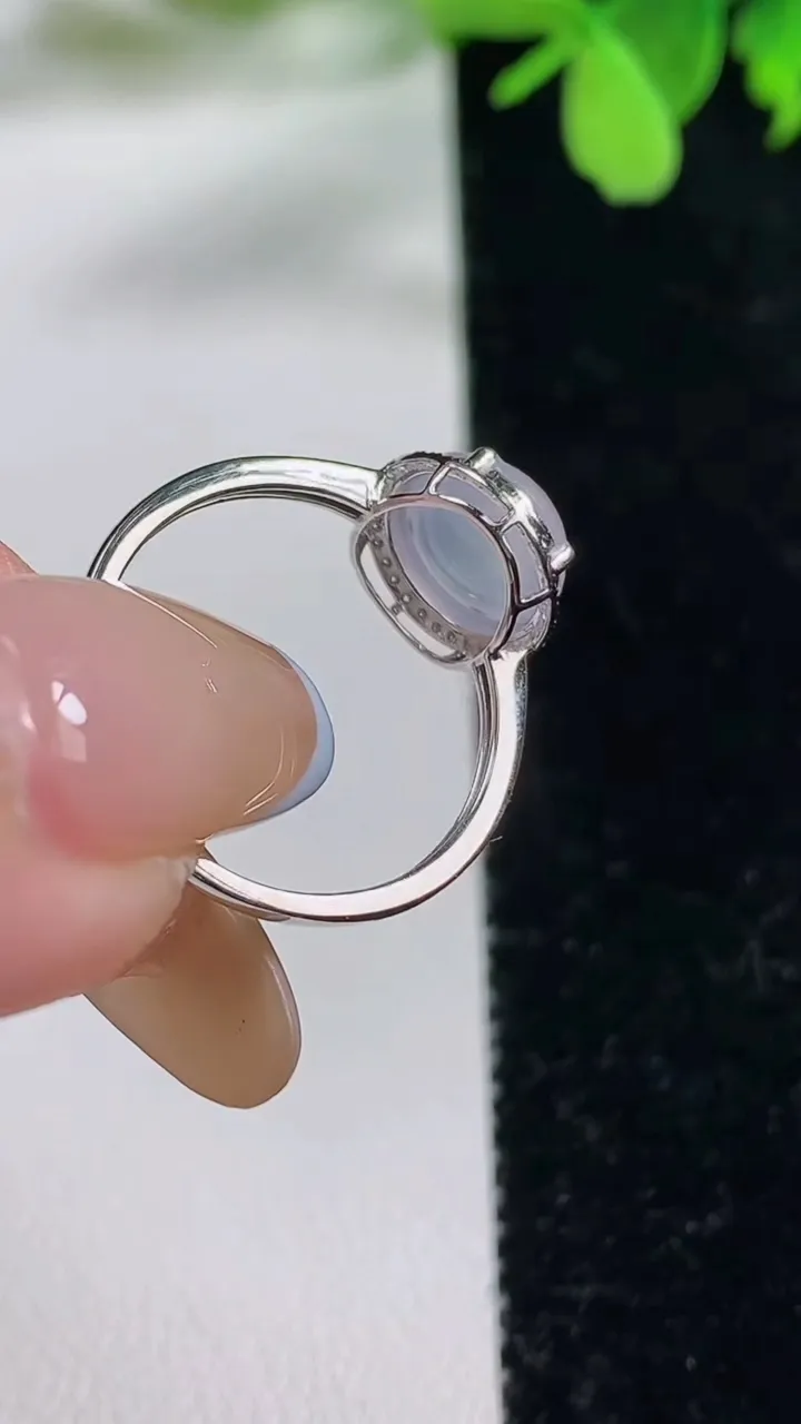 天然A货翡翠种白冰蛋面戒指，尺寸17.4-8.6-7.8-6，重量:1.66g2025年11月3日
工厂直销收藏佳品,种好水足，色泽均匀，有种有色，上手高大气！