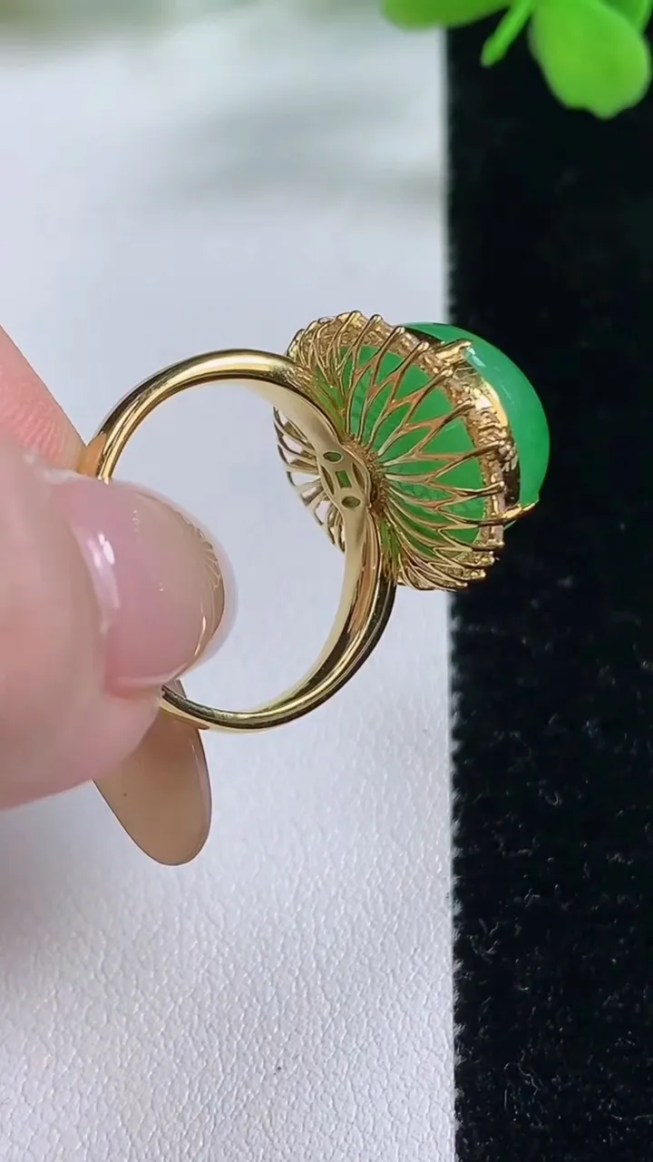 天然A货翡翠蛋面戒指，尺寸18.4-18.2-13.5-11，重量:6.86g2025年11月3日
工厂直销收藏佳品,种好水足，色泽均匀，有种有色，上手高大气！