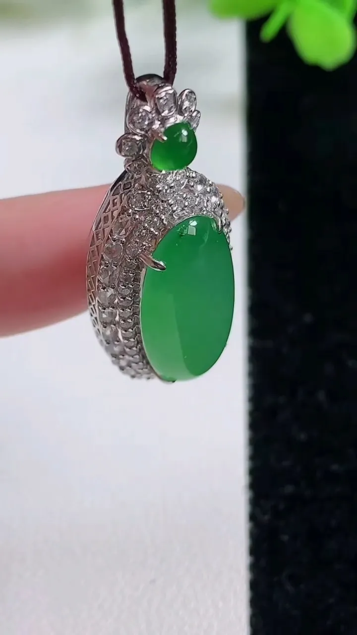 天然A货翡翠蛋面吊坠，尺寸35.4-14.8-10.2，裸石20.6-10.8重量:6.44g
11月3日