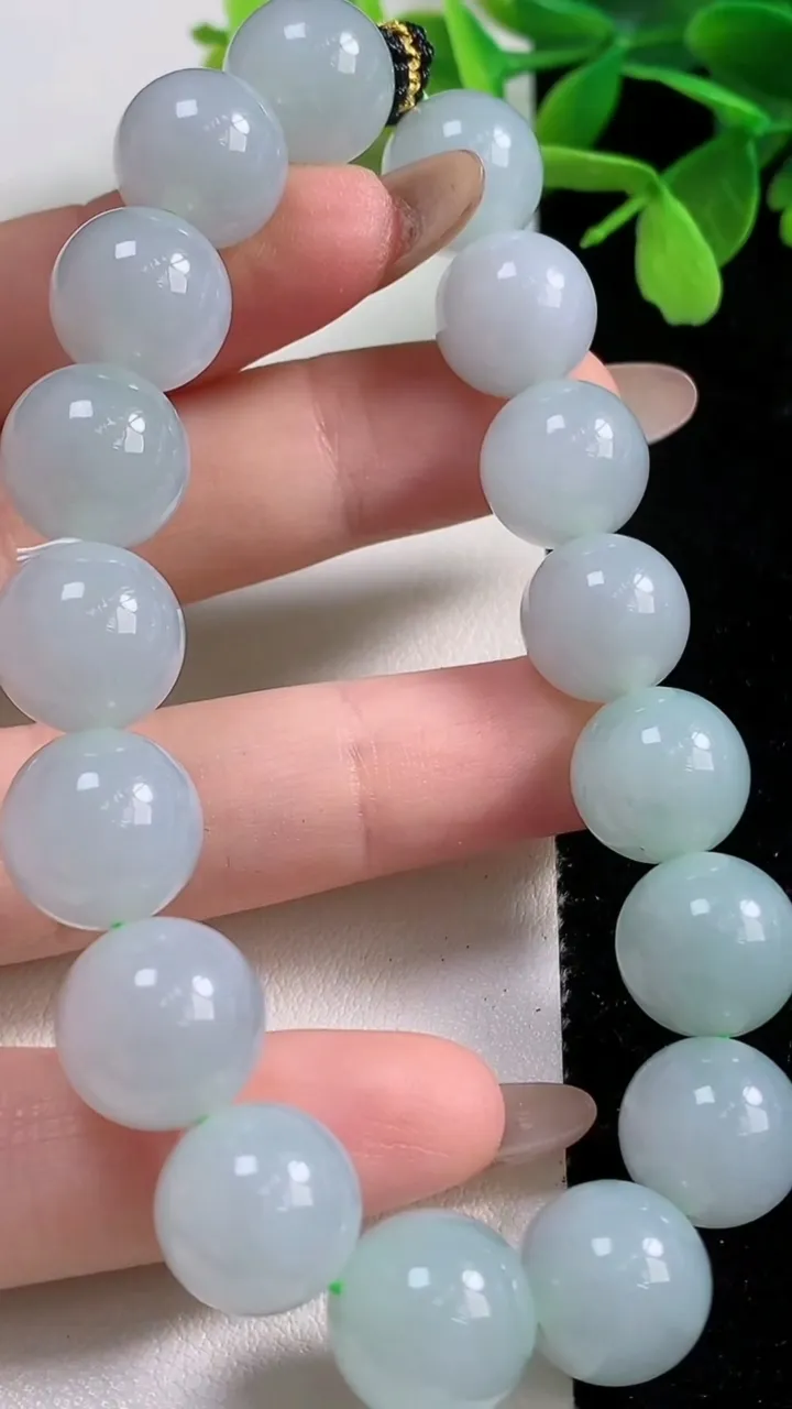 天然A货翡翠圆珠手串，尺寸12.2-17颗，重量:51.69g11月3日
工厂直销收藏佳品,种好水足，色泽均匀，有种有色，上手高大气！