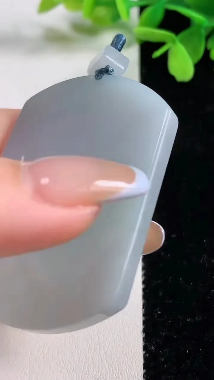 天然A货翡翠无事牌吊坠，尺寸54.7-41.6-5.3，重量:32.88g
11月3日