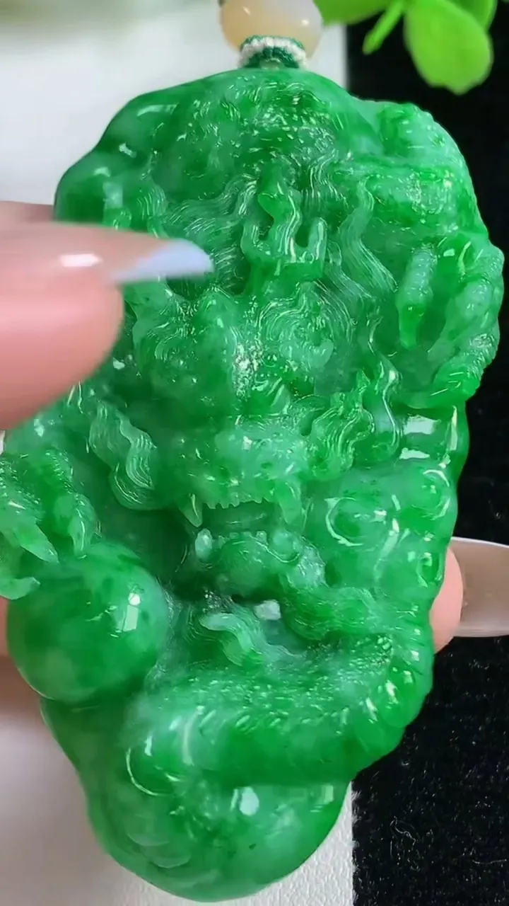 天然A货翡翠龙牌吊坠，尺寸65-38.3-10，重量:43.18g
11月3日