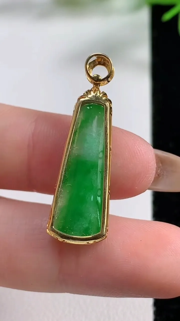 天然A货翡翠无事牌吊坠，尺寸33.4-10.5-4.6，裸石24.4-9.7重量:1.85g
11月3日