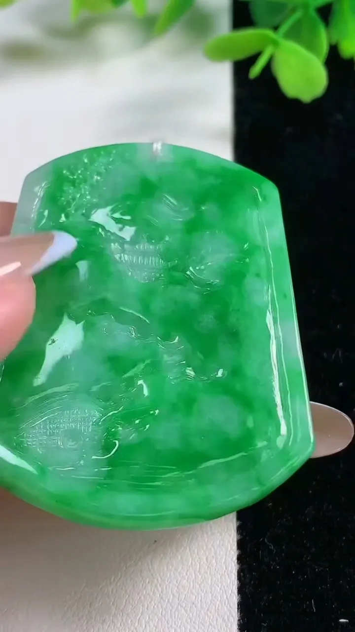 天然A货翡翠 飘阳绿山水牌吊坠，尺寸53.9-39.4-5.9，重量:27.75g
11月3日