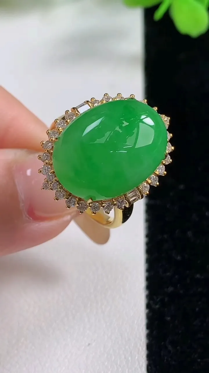 天然A货翡翠蛋面戒指，尺寸18.4-18.2-13.5-11，重量:6.86g2025年11月3日
