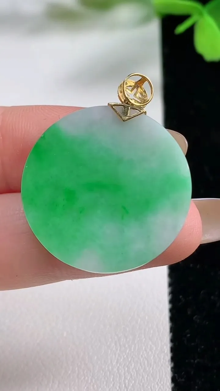 天然A货翡翠无事牌吊坠，尺寸26.2-1.9，重量:3.99g
11月3日