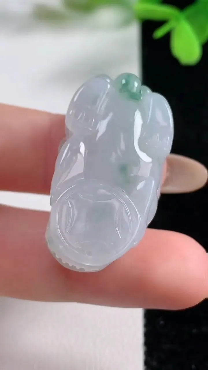 天然A货翡翠冰种飘花貔貅吊坠，尺寸35.2-18-11.6，重量:17.22g
11月3日